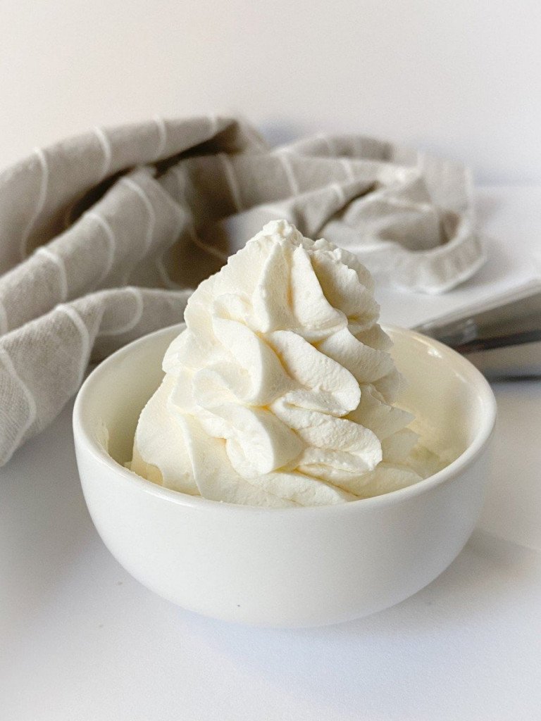 What is the difference between Chantilly Cream and Whipped Cream ...